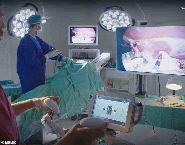 Dieses chirurgische System namens Hominis wird von einem menschlichen Controller bedient, der die Roboterarme manövriert, während er den Eingriff in Echtzeit auf einem Bildschirm beobachtet