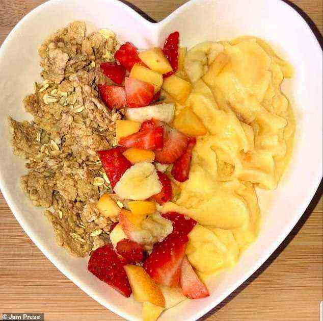 Zum Frühstück hat Holly Obst und Joghurt, Toast mit Toppings, ein Frühstückssandwich oder eine Smoothie-/Joghurt-Bowl mit Hafer und Obst
