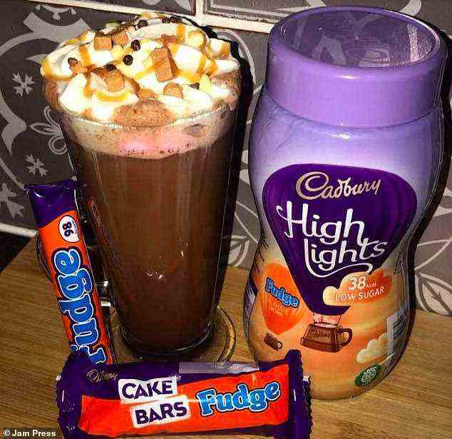 Holly spart etwa 300 Kalorien für ihre nächtlichen Leckereien, die normalerweise heiße Schokolade, Schokoriegel oder Kekse sind
