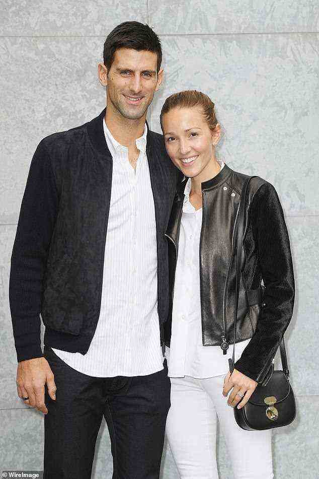 Novak Djokovic mit seiner Frau Jelena.  Er hat „Fehlinformationen“ wegen Behauptungen angegriffen, er habe positiv auf Covid getestet und dann an einer Veranstaltung mit Kindern teilgenommen