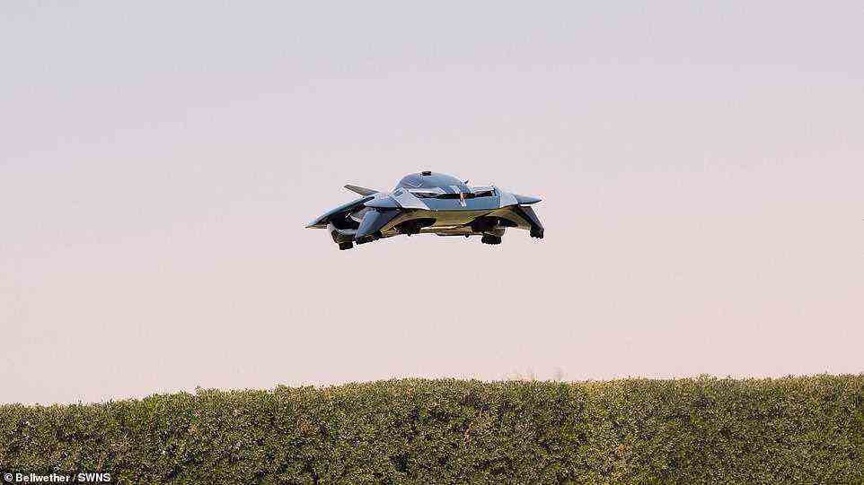 Die futuristische Half-Scale-Version flog in einer Höhe von 13 Fuß (4 Meter) mit einer Geschwindigkeit von 40 Stundenkilometern (25 Meilen pro Stunde).