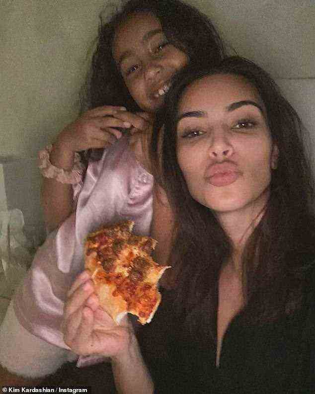 Kim Kardashian hat mit ihren Kindern North und Saint eine Pizzaparty, die sie auf Instagram hochgeladen hat