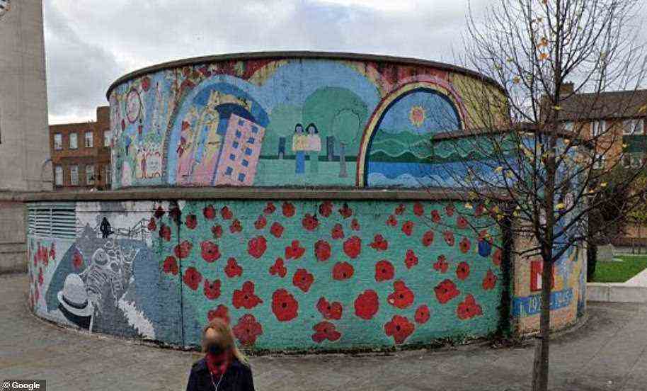 Der Eingang zum Stockwell Deep Level Shelter ist mit einem dramatischen und farbenfrohen Wandgemälde aus dem Zweiten Weltkrieg bedeckt