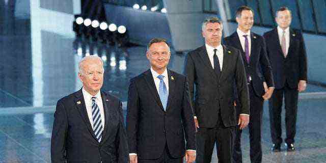 Präsident Biden und andere NATO-Staats- und Regierungschefs posieren während des NATO-Gipfels im Hauptquartier des Bündnisses in Brüssel, Belgien, für ein Familienfoto.
