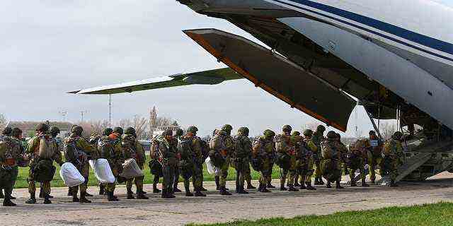 Russische Fallschirmjäger verladen während Manövern in Taganrog, Russland, Donnerstag, 22. 