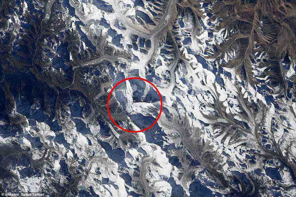An Bord der ISS sieht der Himalaya aus wie Baumwurzeln, die sich aus dem Boden ausbreiten.  Aber wenn Sie in die Mitte des Bildes schauen, werden Sie den Mount Everest erkennen