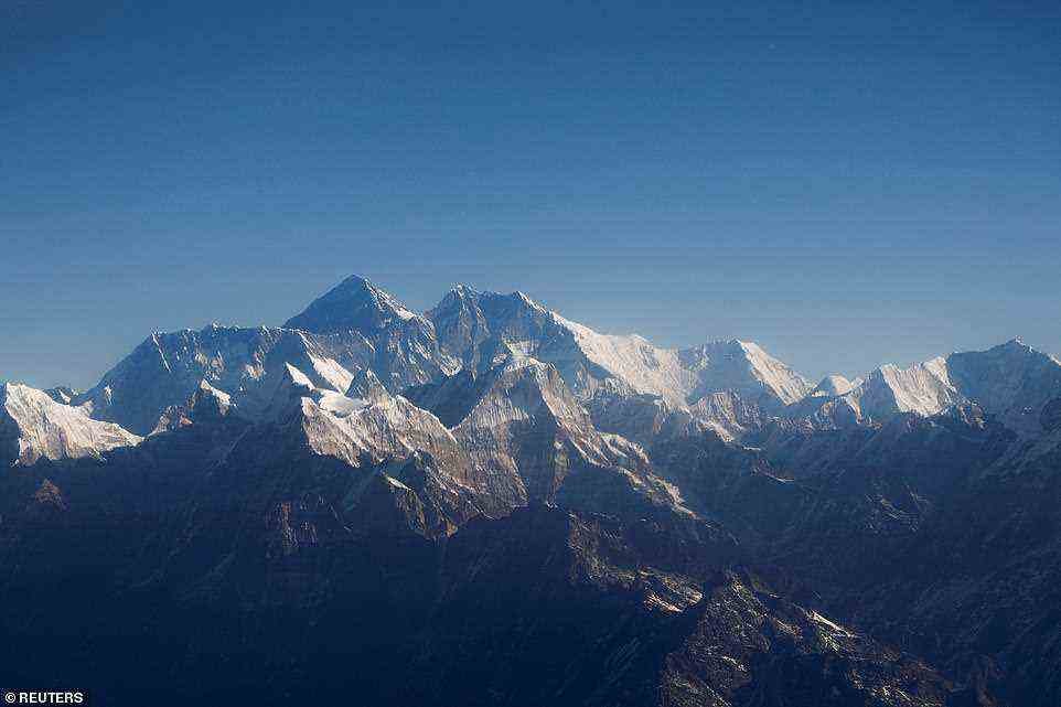 Der Mount Everest erstreckt sich über die Grenzen zu China und Nepal und wurde 1953 zum ersten Mal von Menschen bestiegen