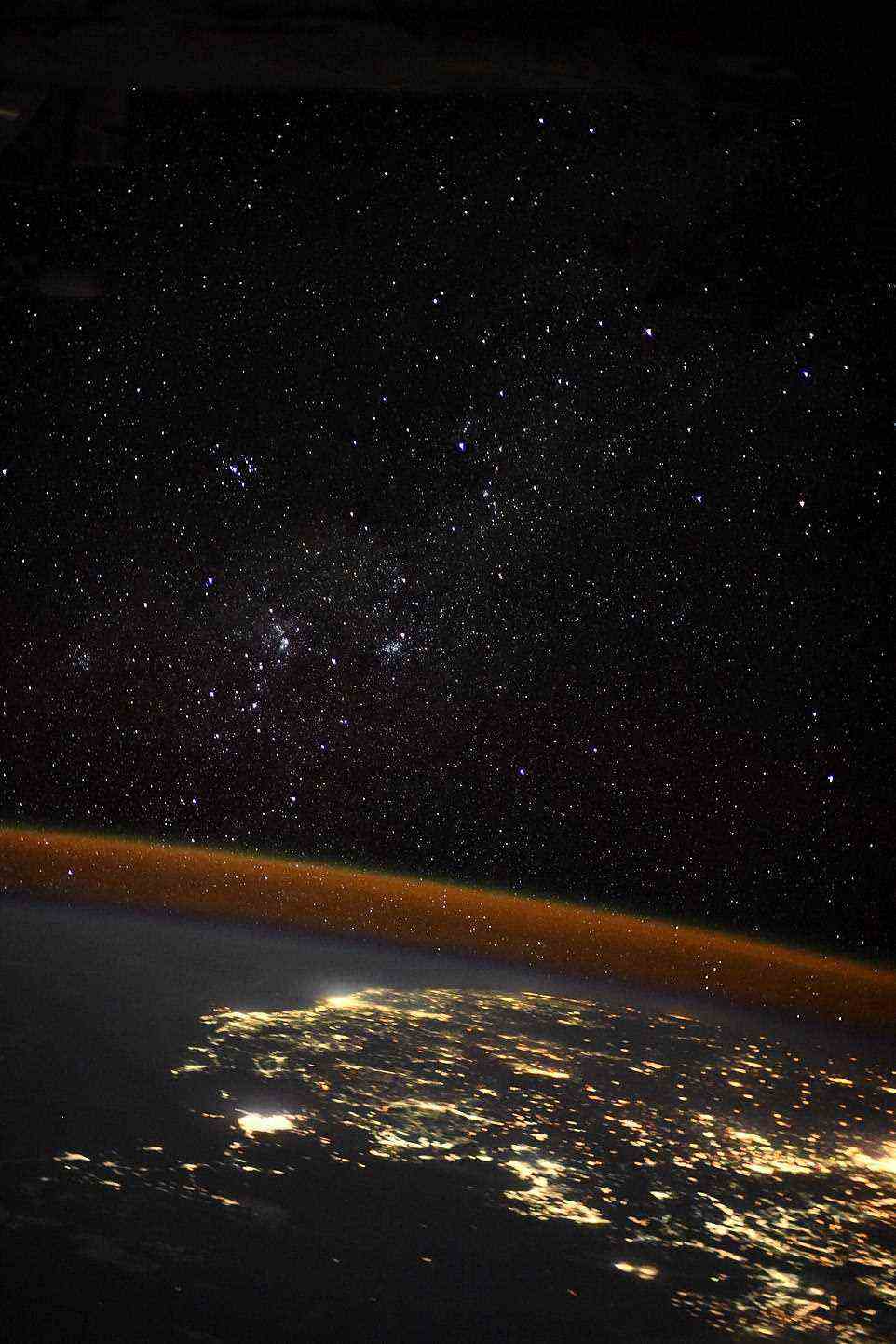 Während seiner zweiten Mission auf der ISS, die von April 2021 bis November 2021 lief, machte Pesquet fast 250.000 Fotos von der Erde, der ISS und dem umgebenden Kosmos.  Abgebildet ist die 