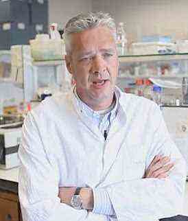 Dr. Ron Fouchier vom medizinischen Zentrum der Erasmus-Universität in Rotterdam, Niederlande, manipulierte 2011 den Vogelgrippe-Stamm H5N1, um zwischen Frettchen springen zu können