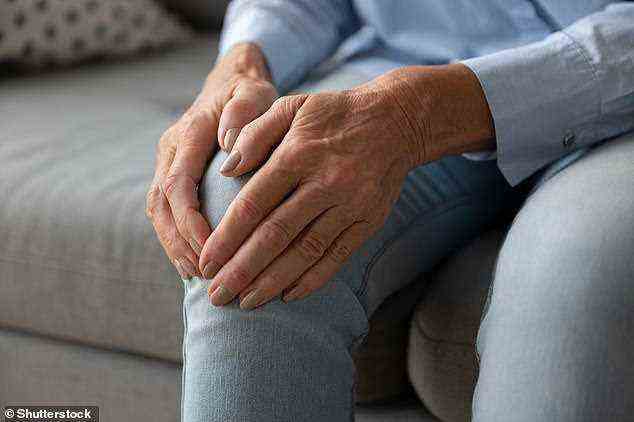 Arthrose ist die häufigste Art von Arthritis in Großbritannien und betrifft fast 9 Millionen Menschen (Stockbild)