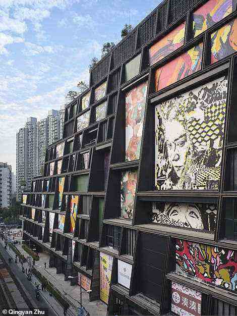 Die Südfassade des Gebäudes (im Bild) mit Blick auf Shanghais Kunstviertel M50 wurde von 16 lokalen und internationalen Künstlern verschönert