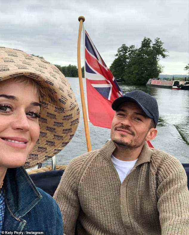 Urlaub: Auf einem anderen von Katy geteilten Foto war das verliebte Paar in einem Boot sitzend zu sehen, als sie einen Tag auf dem Wasser genossen