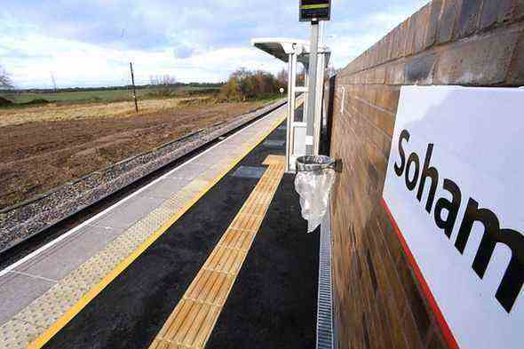 Neuer Bahnhof in Cambridge mit Schild nach Soham