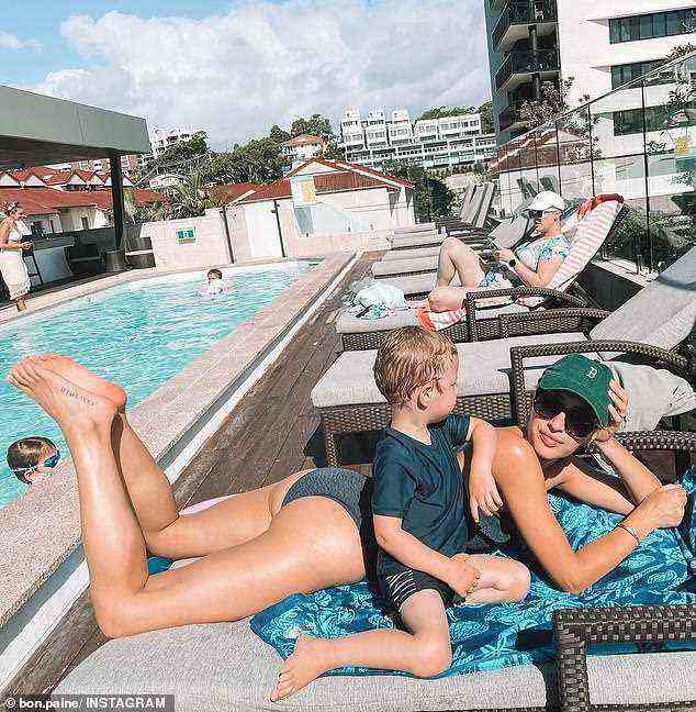 Bikini-Babe: Auf einem anderen Foto posiert Bonnie in einem schwarzen Badeanzug am Hotelpool und brutzelt, während sie sich in der Sonne entspannt