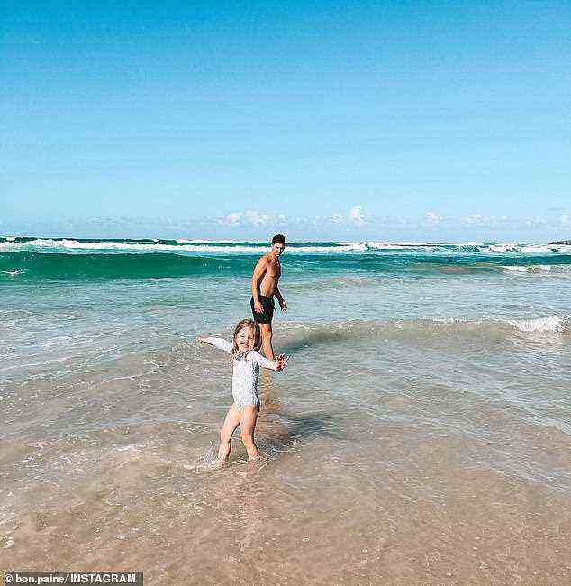 Ausfallzeit: Auf einem anderen Bild ist Cricketspieler Tim, 37, zu sehen, wie er mit seinen Kindern in den Wellen am Strand planscht.  „R&R“, betitelte Bonnie ihren Instagram-Post