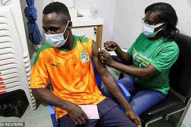 Nur etwa 15 % der Afrikaner haben mindestens eine Impfung gegen COVID-19 erhalten, die mit Abstand niedrigste aller Kontinente.  Im Bild: Ein Mann in Abidjan, Elfenbeinküste, erhält eine Spritze mit einem COVID-19-Impfstoff