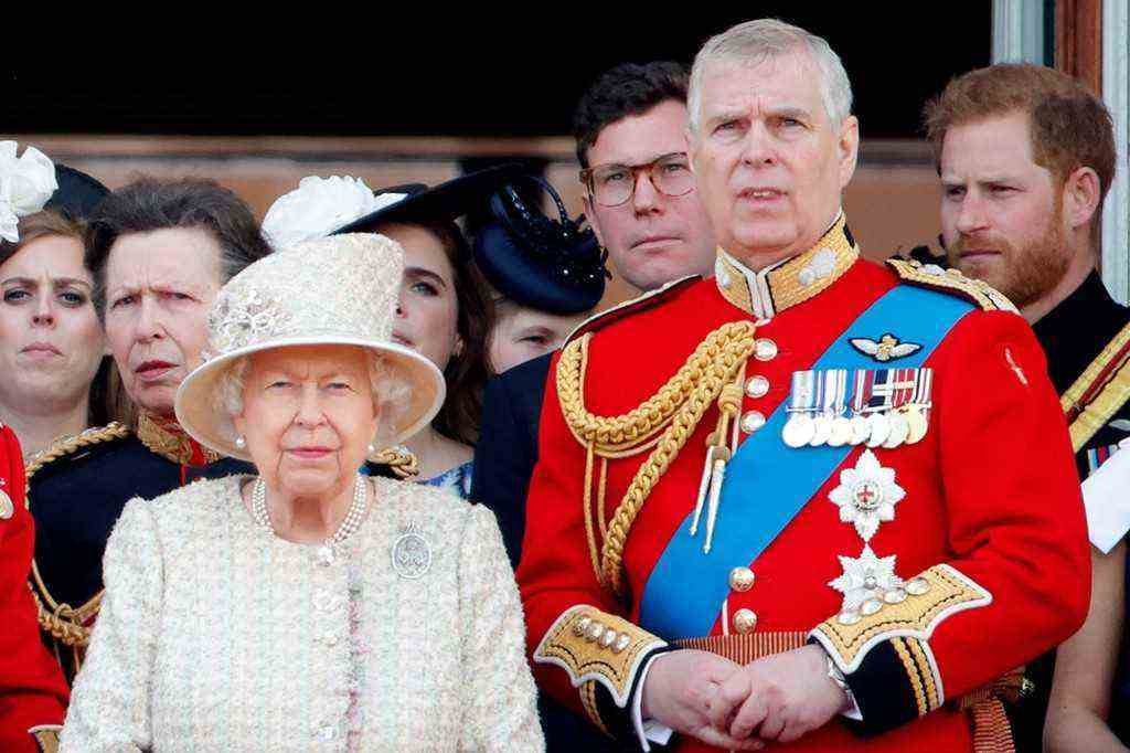 Die Queen kündigte an, ihrem Sohn Prinz Andrew seine militärischen Titel zu entziehen.