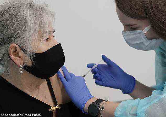 In Polen sind die Impfquoten weitaus niedriger als in Westeuropa.  Hier erhält Hanna Zientara, eine 83-jährige Einwohnerin von Warschau in Polen, ihre Covid-Auffrischungsimpfung