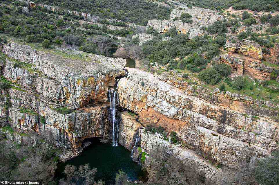 Jons Odyssee führt ihn in die 280 Meilen lange Sierra Morena, eine „verlorene Ecke des ländlichen Europas“.  Abgebildet ist der Wasserfall Cascada de la Cimbarra in der Region
