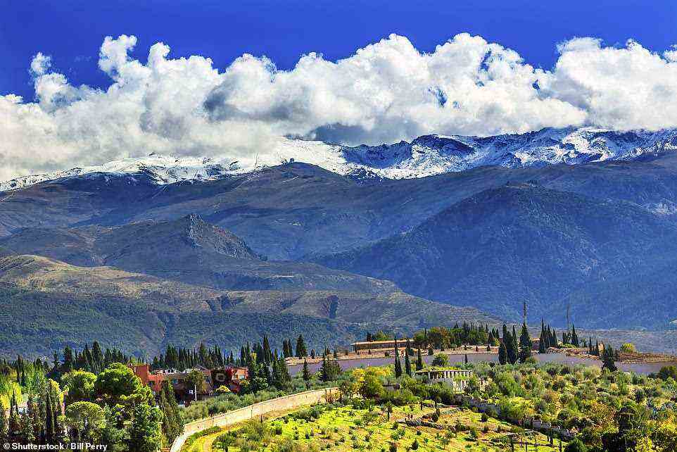 Laut Jon hat Andalusien im Landesinneren Dutzende von riesigen Bergketten, die sich durch seine acht Provinzen ziehen – wie Granadas Sierra Nevada (im Bild).