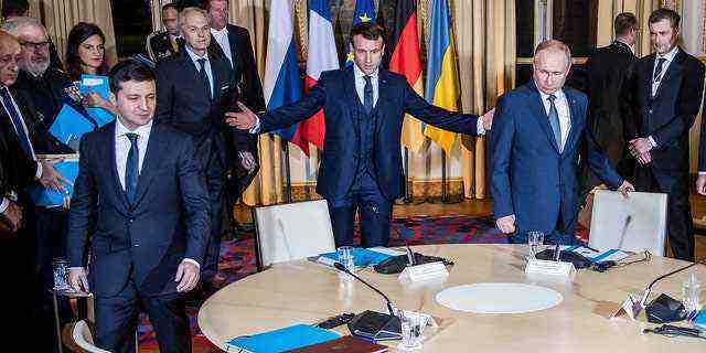 Der russische Präsident Wladimir Putin (rechts), der französische Präsident Emmanuel Macron (Mitte) und der ukrainische Präsident Wolodymyr Selenskyj treffen am Montag, den 9. Dezember 2019, zu einer Arbeitssitzung im Elysée-Palast in Paris ein.  Der russische Präsident Wladimir Putin und der Präsident der Ukraine treffen sich zum ersten Mal bei einem Gipfeltreffen in Paris, um einen Weg zu finden, die fünfjährigen Kämpfe in der Ostukraine zu beenden.