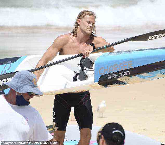 Stärke: Einmal trug Jett ein Charger Surf Craft-Kajak an der Küste, bevor er es absetzte und sich weiter den Strand hinaufbewegte