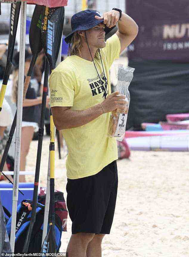Wieder im Dienst: Er schlüpfte in ein gelbes T-Shirt, Shorts und einen Bucket Hat und beobachtete die anderen Konkurrenten und Strandbesucher