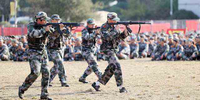 Studienanfänger besuchen am 3. November 2021 in Nantong, Provinz Jiangsu in China, eine militärische Ausbildung an der Nantong Vocational University. 
