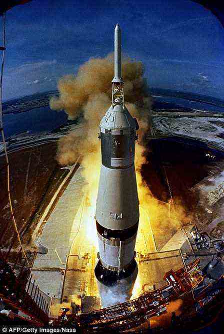 Das am 16. Juli 1969 aufgenommene NASA-Foto zeigt das riesige, 363 Fuß hohe Raumfahrzeug Apollo 11 Spacecraft 107/Lunar Module S/Saturn 506), das um 9:32 Uhr von Pad A, Launch Complex 39. Kennedy Space Center (KSC) gestartet wurde bin (EDT).