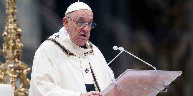 Papst Franziskus hält seine Predigt während einer Messe zum Hochfest der Erscheinung des Herrn im Petersdom am 6. Januar 2022 in der Vatikanstadt, Vatikan. 