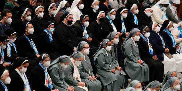 Nonnen mit FFP2-Masken hören Papst Franziskus während seiner wöchentlichen Generalaudienz im Saal Paul VI. im Vatikan am Mittwoch, den 5. Januar 2022 zu. 