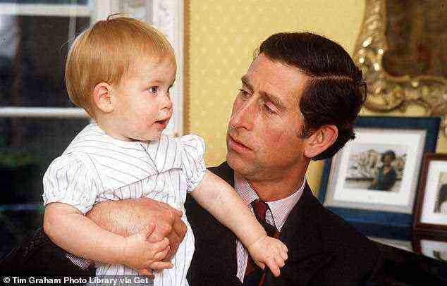 Prinz Charles wird mit dem einjährigen Prinz Harry im Kensington Palace gesehen