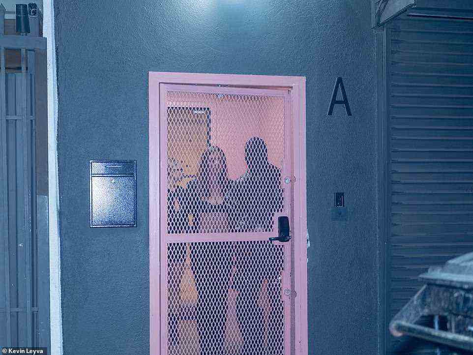 Hinter verschlossenen Türen: Das Paar bereitete sich darauf vor, durch die rosa Gittertür zu gehen