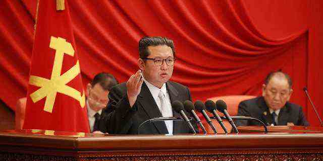 Der nordkoreanische Führer Kim Jong Un (Mitte) nimmt an einer Sitzung des Zentralkomitees der regierenden Arbeiterpartei in Pjöngjang, Nordkorea, teil.  Das Foto wurde laut Quelle zwischen dem 27. und 31. Dezember 2021 aufgenommen.  (Korean Central News Agency/Korea News Service via AP)