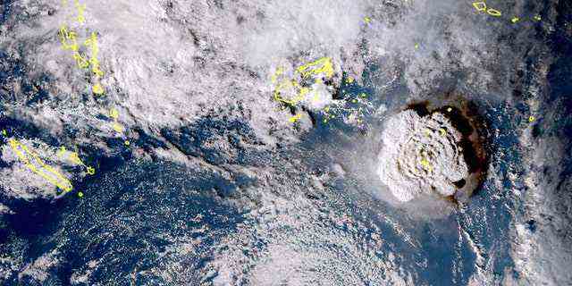 Dieses von Himawari-8, einem japanischen Wettersatelliten, aufgenommene und von der Agentur veröffentlichte Satellitenbild zeigt am Samstag, den 15. Januar 2022, einen Unterwasser-Vulkanausbruch in der pazifischen Nation Tonga. 
