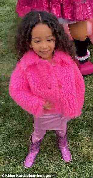 Geburtstagskind: Chicago, die jüngste Tochter von Kim Kardashian und Kanye West, trug ein komplett rosa Outfit.  Die Vierjährige trug ein metallisches rosa Kleid mit passenden Leggings darunter, rosa Cowboystiefel und einen pinkfarbenen Pelzmantel