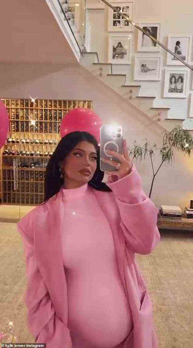 Stolze Mutter: Kylie Jenner, 24, trug einen komplett rosa Strampler und einen passenden Mantel für die Party ihres kleinen Mädchens, was Spekulationen anregte, dass sie ein anderes Mädchen erwarten könnte