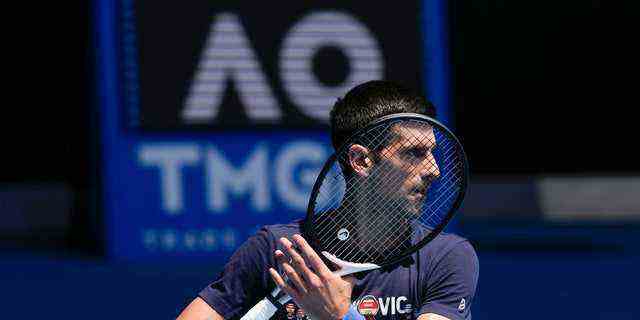Der serbische Titelverteidiger Novak Djokovic trainiert in der Rod Laver Arena vor der Tennismeisterschaft der Australian Open in Melbourne, Australien, am 12. Januar 2022. (AP Photo/Mark Baker, File)