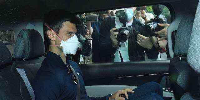 Der serbische Tennisspieler Novak Djokovic fährt im Auto, als er eine staatliche Haftanstalt verlässt, bevor er am Sonntag, den 16. Januar 2022, an einer Gerichtsverhandlung in seiner Anwaltskanzlei in Melbourne, Australien, teilnimmt. (James Ross/AAP via AP)