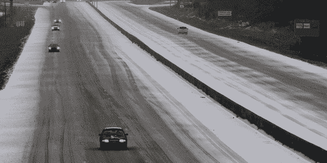 Fahrer navigieren durch gefährliche Bedingungen auf der Interstate 85/40, während sich ein Winstersturm durch das Gebiet in Mebane, NC, bewegt, Sonntag, 16. Januar 2022. (AP Photo/Gerry Broome)