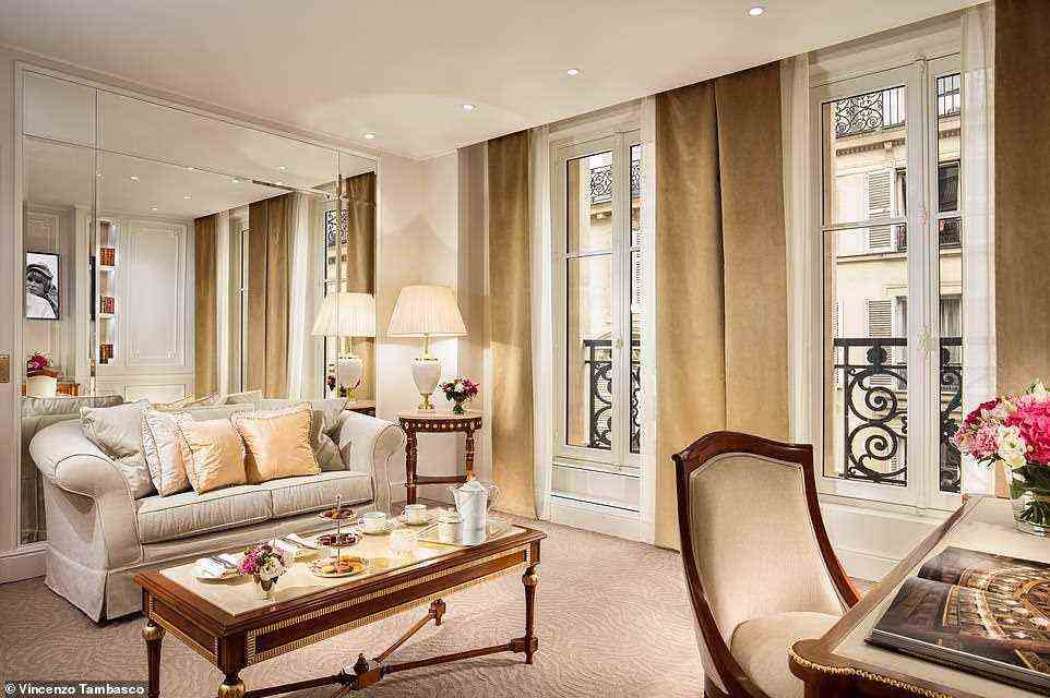 Ted beschreibt die Suite Elysee als eine „700 Quadratmeter große Oase gedämpfter Eleganz, beruhigend luxuriös mit königlichen Schnörkeln“.  Abgebildet ist das Wohnzimmer der Suite