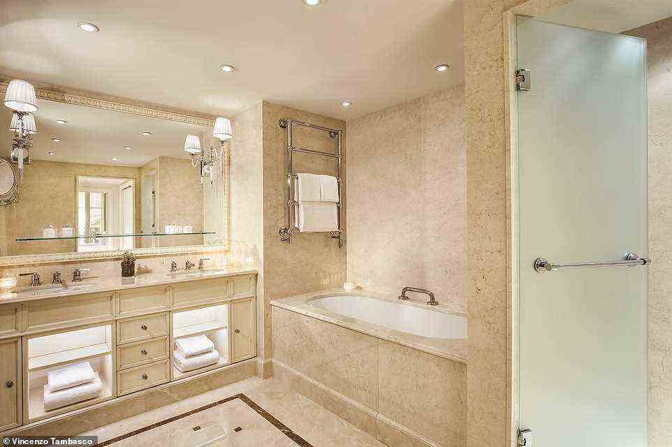Das mit Marmor verkleidete Badezimmer verfügt über Toilettenartikel von Lorenzo Villoresi, marshmallowweiche Bademäntel, ein Doppelwaschbecken, eine (sehr belebende) separate Dusche (Regen plus Schlauch) und ein weiteres separates Klo