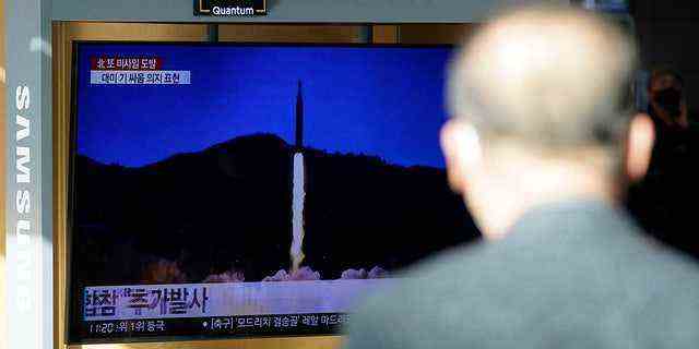 Ein Mann sieht am Montag, 17. Januar 2022, an einem Bahnhof in Seoul, Südkorea, einen Fernsehbildschirm an, auf dem eine Nachrichtensendung über Nordkoreas Raketenstart mit einem Dateibild zu sehen ist. (AP Photo/Lee ​​Jin-man)