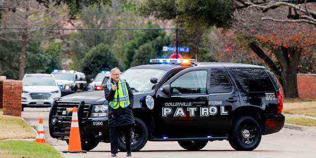 Polizeibeamte blockieren am Samstag, den 15. Januar 2022, in Colleyville, Texas, eine Wohnstraße in der Nähe der Synagoge Congregation Beth Israel.