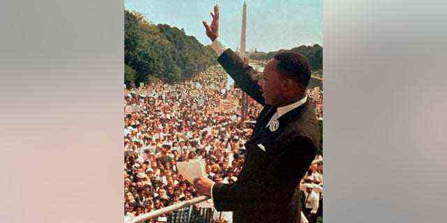 Dr. Martin Luther King Jr. dankt der Menschenmenge am Lincoln Memorial für seinen Einsatz "Ich habe einen Traum" Rede während des Marsches auf Washington, DC am 28. August 1963. (AP Photo)