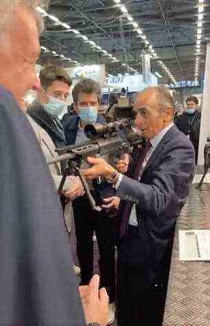 In Szenen, die in den sozialen Medien gepostet wurden, ist Herr Zemmour zu sehen, wie er auf einer Pariser Waffenmesse ein Scharfschützengewehr in Richtung Journalisten schwingt, ohne irgendwelche Sicherheitskontrollen durchzuführen