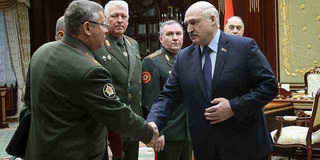 Der weißrussische Präsident Alexander Lukaschenko (zweiter von rechts) begrüßt hochrangige Militärbeamte während ihres Treffens in Minsk, Weißrussland, am Montag, dem 17. Januar 2022. 