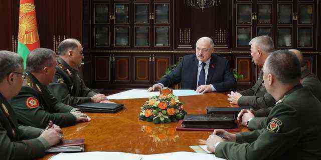 Der weißrussische Präsident Alexander Lukaschenko nimmt am Montag, den 17. Januar 2022, an einem Treffen mit hochrangigen Militärbeamten in Minsk, Weißrussland, teil. 