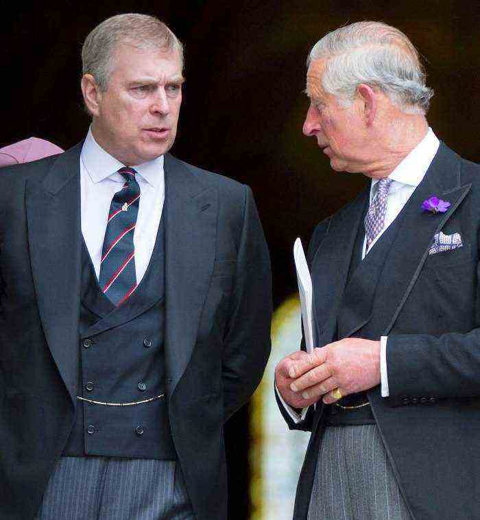 Prinz Charles weicht der Frage aus, dass Bruder Prinz Andrew seiner königlichen Titel beraubt wird 2