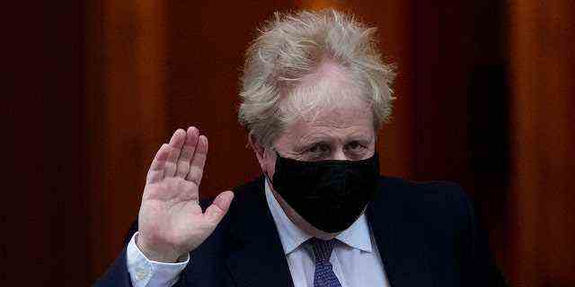 Der britische Premierminister Boris Johnson verlässt die Downing Street 10, um am 5. Januar 2022 an der wöchentlichen Sitzung der Premierministerfragen im Parlament in London teilzunehmen.
